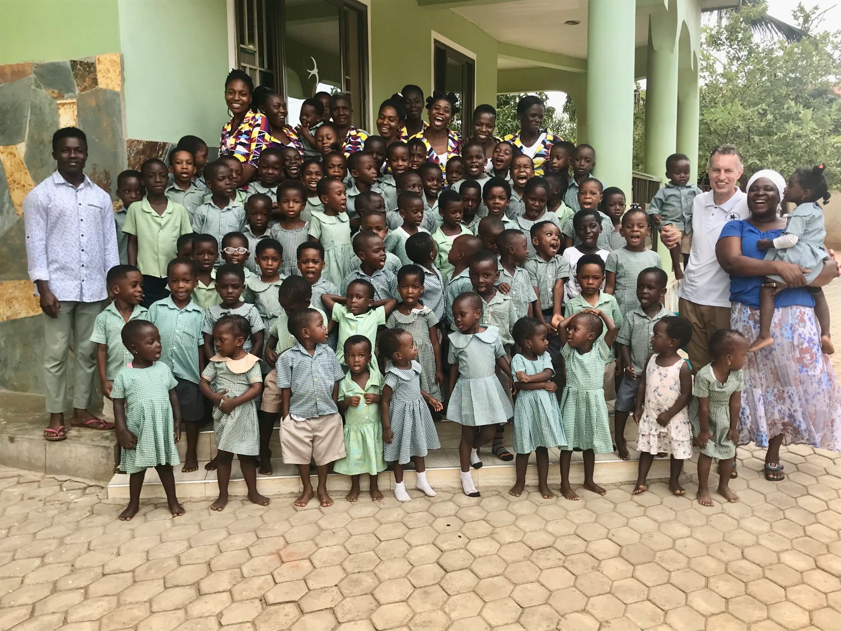 Onze gemeenschap - kinderen, staf en vrijwilligers samen